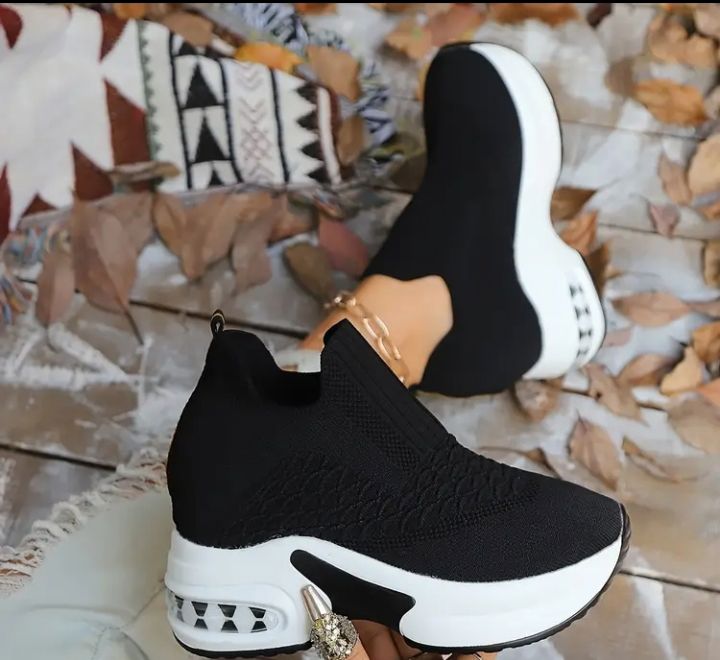 Womens Black Slip-On Sneakers With White Midsole_thumbnail_0